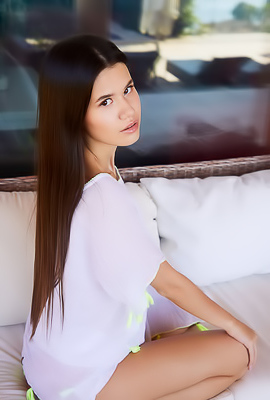 Evelin Elle In Come Closer