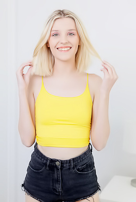 Maria Anjel Peel Off Her Clothes And Show Off Her Slim Sexy Body